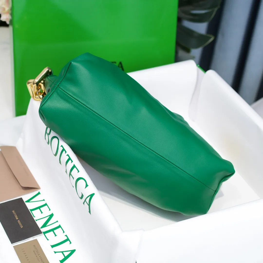 2020 new products will continue to upgrade the cloud bag to the вoттega veneтa chain cloud bag. It is still developed with imported original leather as standard. This hardware chain needs to be light on the upper body and can only be made of all-steel material. It is made of hollowed metal. You don’t have to worry about its weight. Major celebrity fashion bloggers have used it to attend fashion shows. Who can resist the charm of this large gold chain [smile] Style number: 6708# Size: 30*16*12